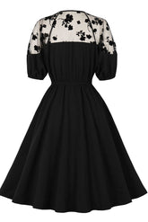 Vestido negro corto de manga corta en forma de A